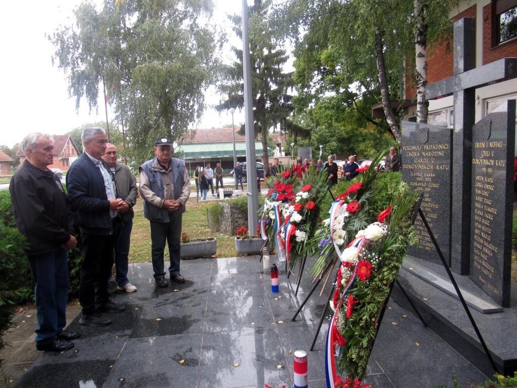 Polaganje vijenaca u središtu Slakovaca